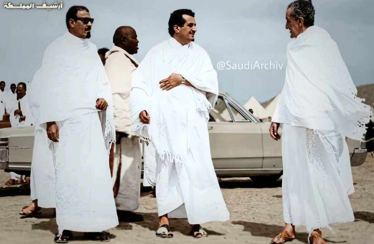 صورة نادرة تجمع ثلاث ملوك في رداء النسك 🕋
الملك فيصل - الملك فهد - الملك عبدالله- رحمهم الله
خلال موسم الحج 1965 م / 1384 هـ 🗓️