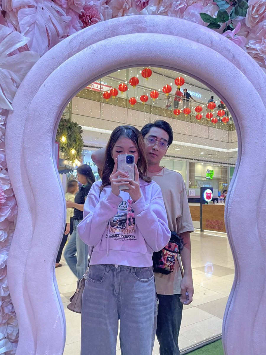 emeldotess's tweet photo. Happy anniv baby https://t.co/nFahchCQ7A