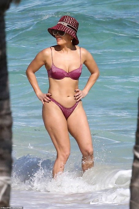 debrajlo's tweet image. Just JLo
Swimsuit and hat
With abs of steel
On the beach
Sex appeal!
#SaveMeTonight❤️‍🔥