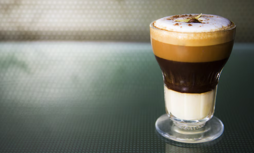 AromaCafes's tweet image. #CulturaDelCafé: Cómo hacer #café asiático, el combinado con leche condensada y brandy que en realidad nació en Cartagena ☕️ Vía: @infobae infobae.com/espana/2026/02…