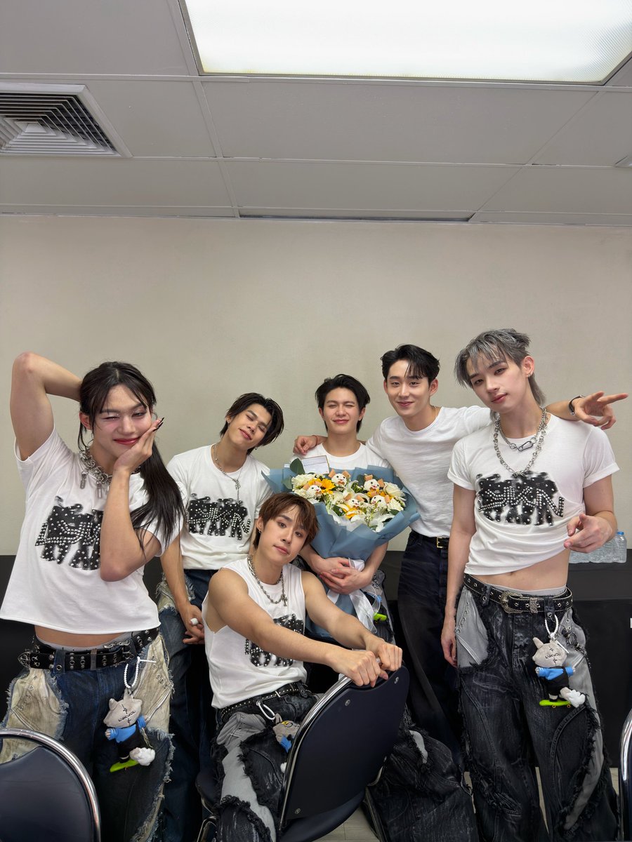 เอส ศุภ เมมเบอร์ลับคนที่ 6 ของไลแคน  555555555555555555555555555555555555555

#WilliamEst #LYKN