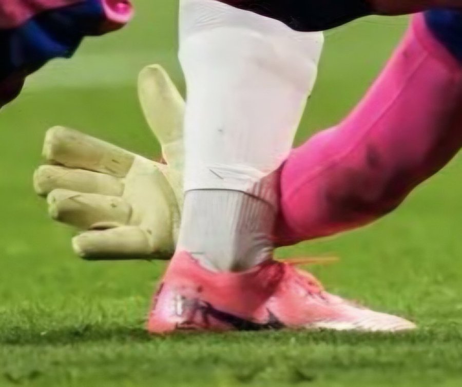 👎 Este es "EL ARBITRO" que pagamos todos a TVE!
Siempre es contra el REAL MADRID aunque sean jugadas tan claras.