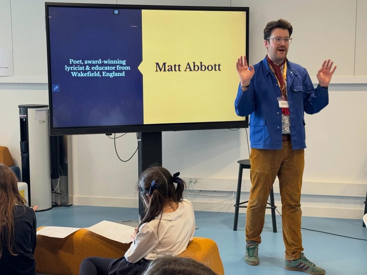 's tweet image. 📚 Thrilled to welcome UK poet @MattAbbottpoet as part of our #BookWeek! He led creative poetry workshops with Year 5, 7 &amp;amp; 9, inspiring students to explore words, rhythm &amp;amp; storytelling. ✨

#bookweek #poetry #creativewriting #loveofreading #studentcreativity