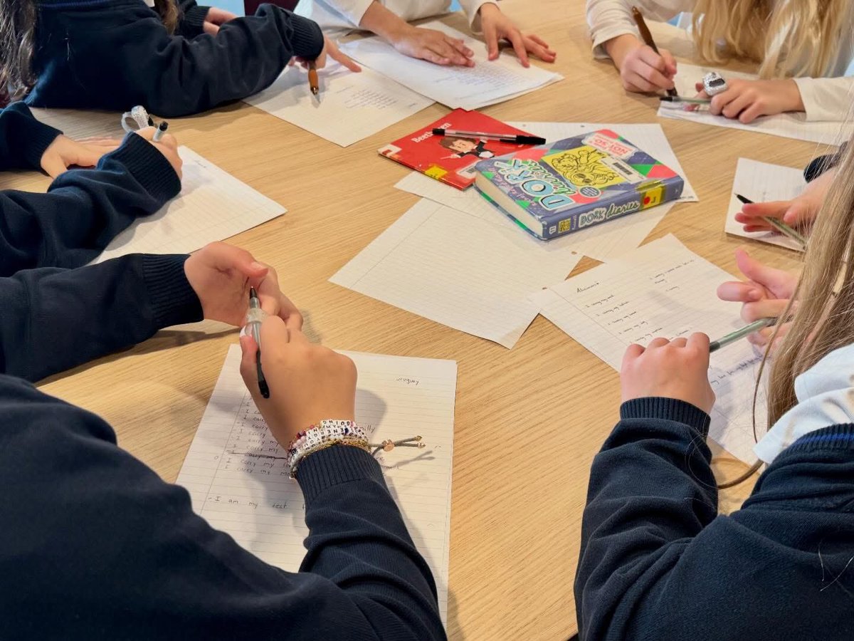 's tweet image. 📚 Thrilled to welcome UK poet @MattAbbottpoet as part of our #BookWeek! He led creative poetry workshops with Year 5, 7 &amp;amp; 9, inspiring students to explore words, rhythm &amp;amp; storytelling. ✨

#bookweek #poetry #creativewriting #loveofreading #studentcreativity