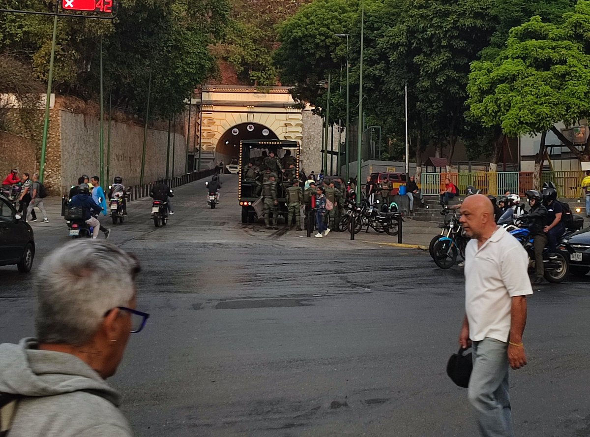 #ATENTOS EN CARACAS‼️🚨
Se reporta despliegue de contingentes de la GNB y PNB con equipos antimotines en el centro de la ciudad y la zona de Maternidad. 

La movilización ocurre en el marco de las protestas de trabajadores y estudiantes que salen hoy a las calles para exigir