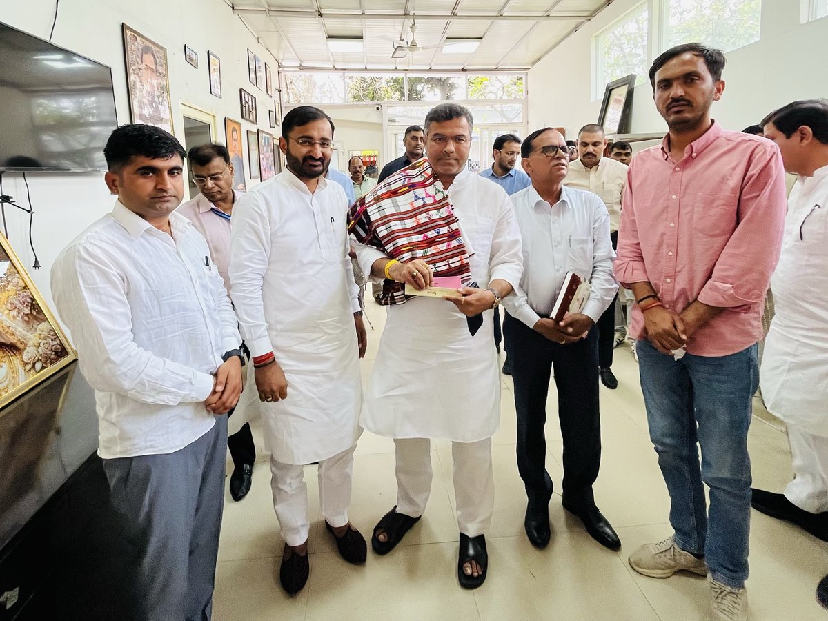 दिल्ली सरकार में कैबिनेट मंत्री बड़े भाईसाहब श्री प्रवेश साहिब सिंह वर्मा जी से उनके आवास पर आत्मीय भेंट की। इस मुलाकात में उन्होंने राजनैतिक जीवन के अपने अनुभव साझा करते हुए सेवा मार्ग पर निरंतर आगे बढ़ते रहने की प्रेरणा प्रदान की।

उनमें किसान पुत्र एवं सच्चे जननायक पूर्व