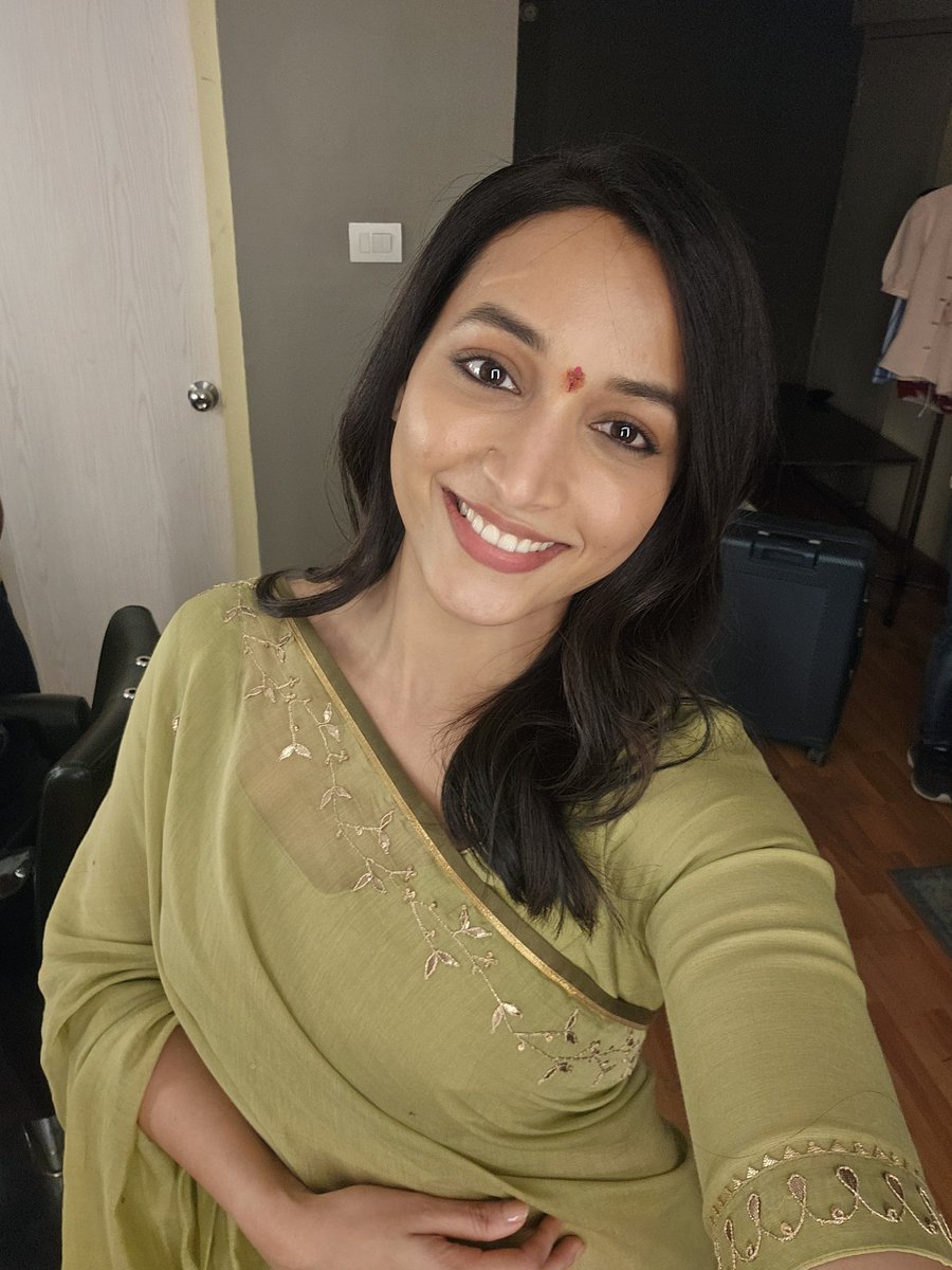 Hiiii 🤍

PS: The last one, because I love sarees &amp; you love me in sarees 🫠🌸