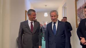 ARKA KAPI DİPLOMASİSİ SON HIZ İLE DEVAM EDİYOR...!!!! Bakın göreceği Mutluluktan ağızları kulaklarını değiyor. Davaları takip ediliyor ve güçlerini kullanıldıkları yerlerde deniliyor. Bu Meseleden AK PARTİNİN haberi bile denilmiyor. Özgür