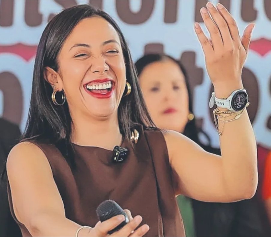 1- Acto
Organizan un maratón en Gómez Palacio.

2- Acto
La alcaldesa participa y le dan una medalla.

3- Acto
Descubren que hizo trampa y lo recorrió...
¡ en camioneta !

Si, adivinaron... es de Morena.

👇

Alcaldesa termina maratón en camioneta

"A la que “cacharon en la