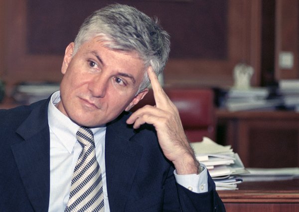 TetkaHanifa's tweet photo. Premijer Zoran Đinđić ubijen je pre dvadeset tri godine. U mesecima koji su prethodili atentatu bio je meta pokušaja likvidacije, ali i žestoke medijske hajke. Mnogi mediji koji su nam danas bliski nisu štedeli Đinđića, kao što ga nisu štedeli ni brojni javni intelektualci, analitičari i profesori koji se danas često pozivaju na njegovo nasleđe.

Čini se da se od Đinđića očekivalo previse, kao da je Srbija u godinama pre njegovog ubistva bila zemlja prosperiteta, a ne društvo razoreno ratovima, sankcijama i sistematskim razaranjem institucija. To je bila zemlja iscrpljena ekonomskim slomom, moralnim posrnućem i dubokim društvenim podelama. U takvom ambijentu bilo je najlakše udarati po Đinđiću, jer je bio simbol promene, ali i zgodna meta.

I tek kada je ubijen, mnogima je došlo iz dupeta u glavu - kako to u Srbiji često biva. Dok je bio živ, Zoran Đinđić je bio meta podsmeha, sumnje i otvorenog neprijateljstva. Govorio je o drugačijoj Srbiji, o državi institucija, društvu koje će prestati da živi od mitova i početi da živi od rada, zemlji koja će se okrenuti budućnosti. 

Metak koji je pogodio premijera Zorana Đinđića nije ispaljen samo tog dana. On je putovao kroz vreme. Kroz devedesete, tenkove koji su krenuli prema Vukovaru, svedočio i osmesima beograđana onog dana kada su cveće bacali, radosni i sretni, kroz brda oko Sarajeva,  razrušene ulice Dubrovnika i spaljena sela Bosne. Prolazio je kroz kolone izbeglica iz Krajine, masovne grobnice i  hladnjače koje su skrivale mrtve. Višegrad, kroz Prijedor i Srebrenicu, logore i spaljene kuće koje su ostajale iza ratnih pohoda.

Taj metak je prolazio kroz paravojne šatore, kroz kasarne i mračne podrume u kojima su se planirali zločini. Suvu Reku i reke koje su nosile tela. Prošao je kroz redove za hleb,  prazne rafove, inflaciju koja je u jednom danu pretvarala plate u bezvredni papir. Televizijske dnevnike pune laži, naslovne strane koje su raspirivale mržnju, govore koji su hranili strah i kroz tišinu onih koji su predosećali, jer ako Đinđić preživi - Srbija neće. 

Prošao je kroz poraženo društvo koje je pokušavalo da zaboravi, mitove koji su skrivali istinu, propagandu koja je menjala stvarnost, mržnju koja se godinama taložila u stomaku naroda, ravnodušnost i kroz opravdanja.

Taj metak je putovao godinama.

I onda je 12. marta 2003. godine stigao na svoje odredište.