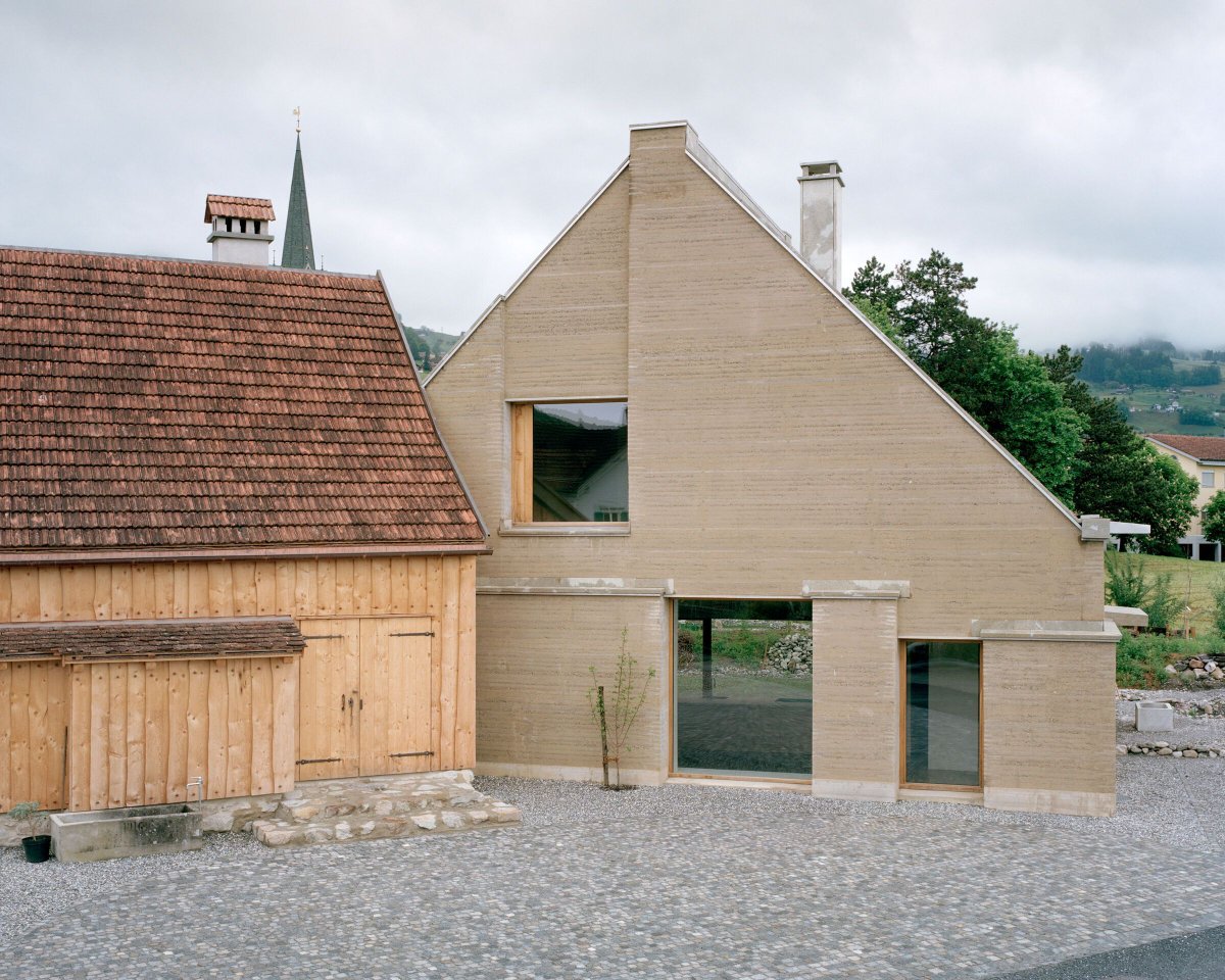 Archello's tweet image. Gässli5 by ALLEN + CRIPPA repositions a historic Swiss log house and pairs it with a rammed-earth extension built through circular construction principles. 
archello.com/project/gassli5 

#RammedEarth #CircularConstruction #MaterialReuse