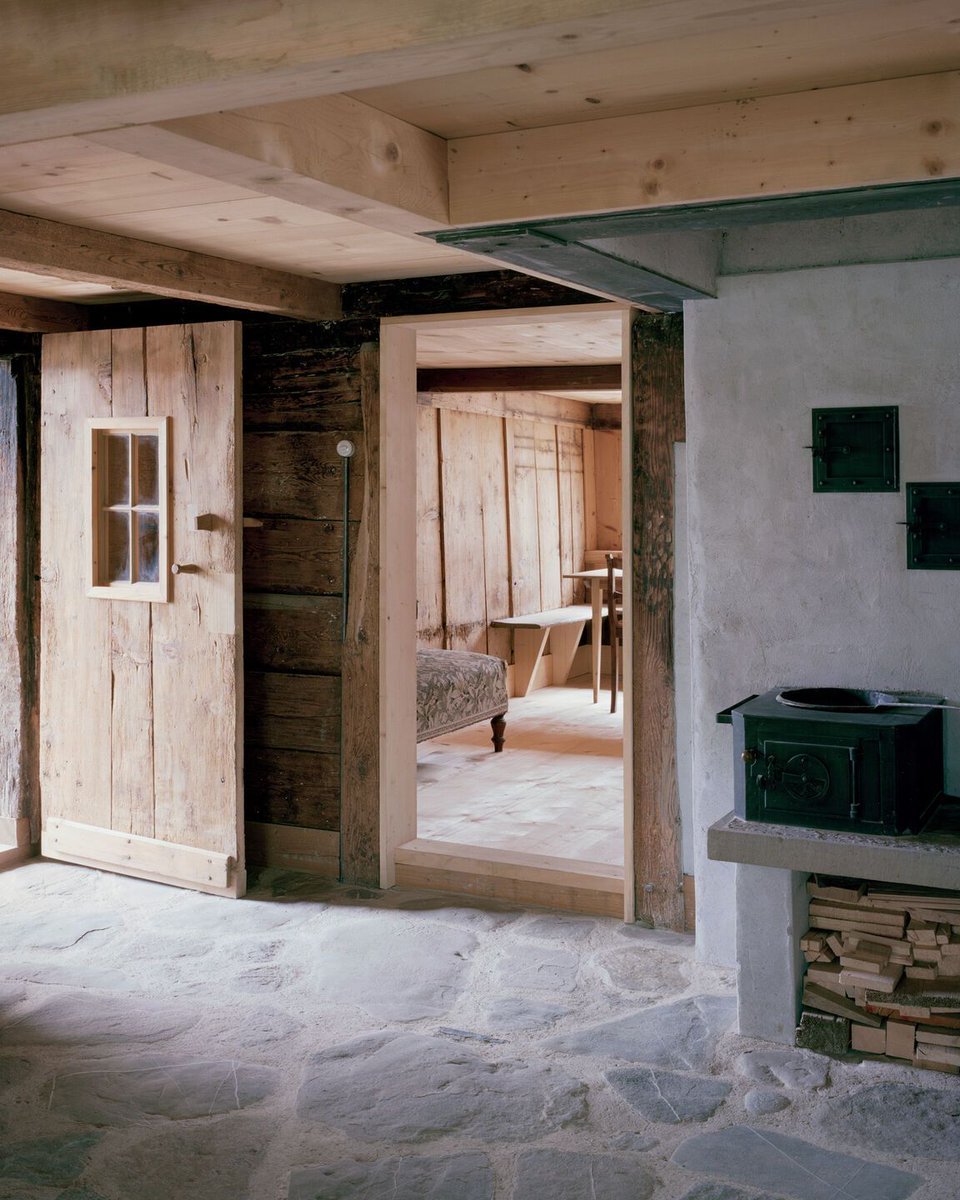 Archello's tweet image. Gässli5 by ALLEN + CRIPPA repositions a historic Swiss log house and pairs it with a rammed-earth extension built through circular construction principles. 
archello.com/project/gassli5 

#RammedEarth #CircularConstruction #MaterialReuse