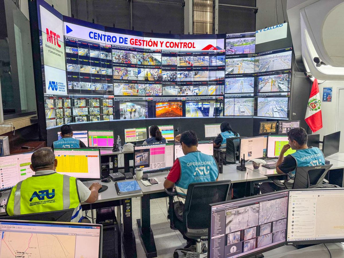 Metropolitano_L's tweet image. ☝🏻 Desde el Centro de Gestión y Control de la #ATU seguimos en tiempo real la operación del Metropolitano, que vienen funcionando con normalidad para que los usuarios se trasladen seguros. 🚍