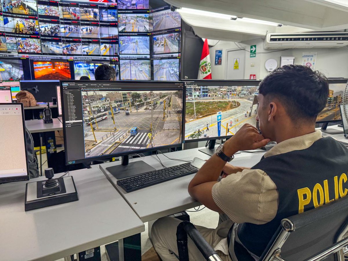 Metropolitano_L's tweet image. ☝🏻 Desde el Centro de Gestión y Control de la #ATU seguimos en tiempo real la operación del Metropolitano, que vienen funcionando con normalidad para que los usuarios se trasladen seguros. 🚍