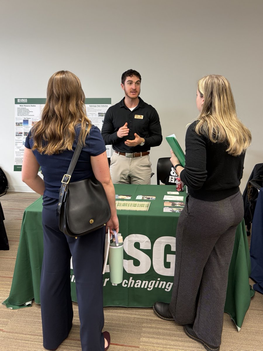 USGS_UMid's tweet photo. Last week Physical Scientist James Romano and Hydrologist Hailey Trompeter represented the USGS at the University of Wisconsin-Milwaukee School of Freshwater Sciences Career and Networking Fair.

James and Hailey spoke with students about career paths at the USGS, shared insights from their research and field work, and highlighted the many ways USGS science supports natural resources in communities across the Nation.

📸: Physical Scientist James Romano speaks with students at the University of Wisconsin-Milwaukee School of Freshwater Sciences Career and Networking Fair.

#USGSCareers #Hydrology #FreshwaterScience