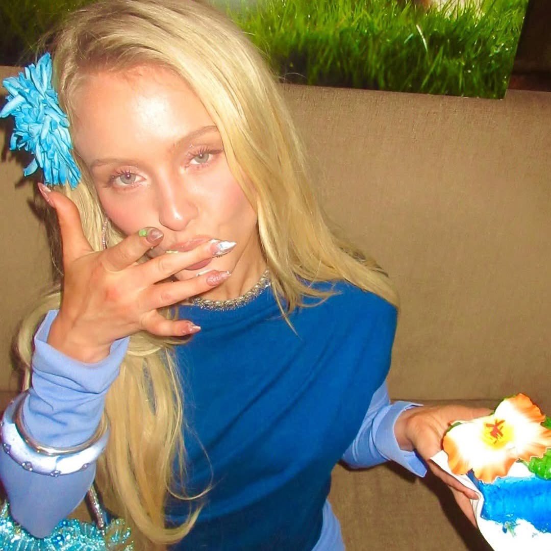 𝐏𝐢𝐧𝐤 𝐠𝐥𝐢𝐭𝐭𝐞𝐫 🎀 tweet media