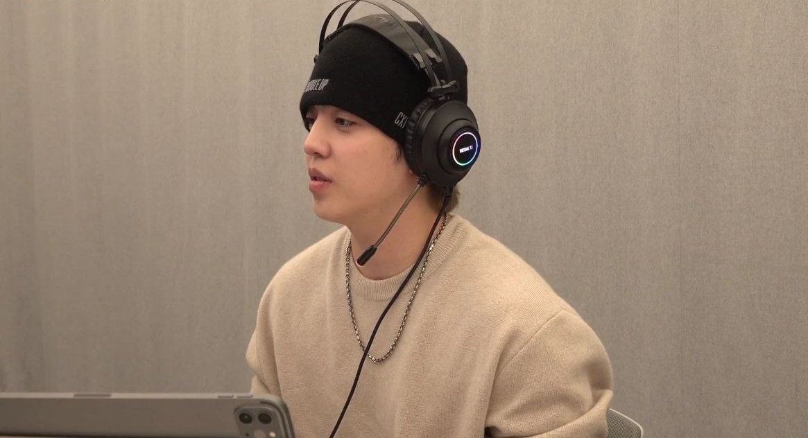 lalaliluvr's tweet photo. down bad for gamer seungcheol.. https://t.co/yfSRPgHlXV