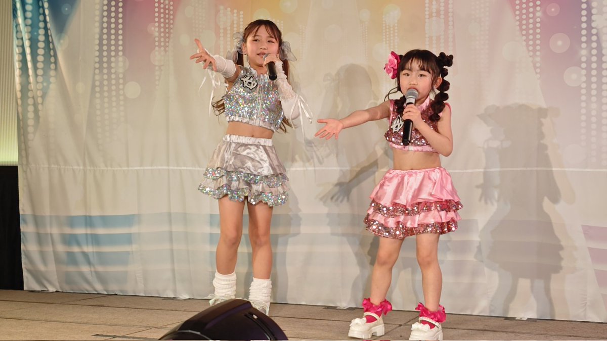 0416tks's tweet photo. 続いて登場した #RinaKana も福���を拠点とする #PinKids 内のグループらしく、小学校中学年の #RINAPI 💜ちゃんがしっかりグループをリード。｢ミニモニ。｣のカバー��を複数歌っていて、ちょっと懐かしかったですね〜。
(続く) https://t.co/gRMxXscXQf