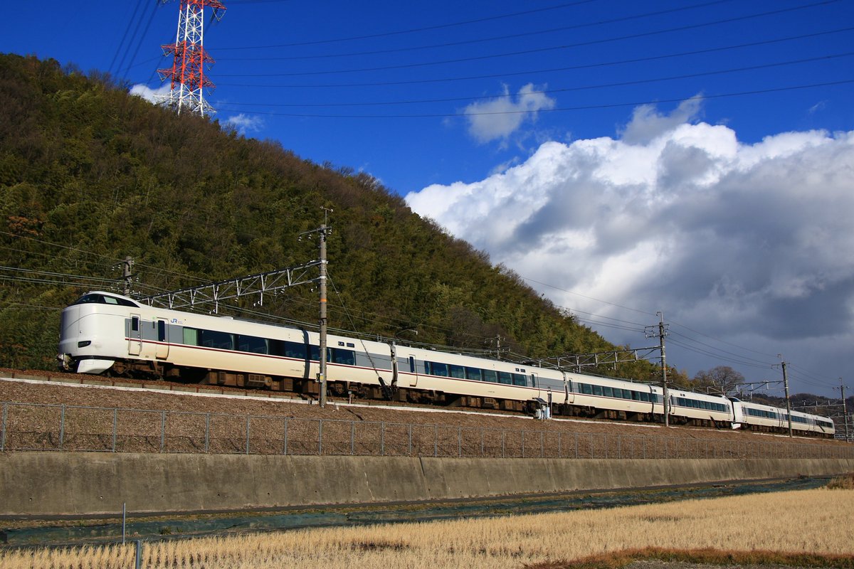 st_28379's tweet photo. 新型車とか言ってたのに気がつけば15年周年ですか...
時間が経つのは早いですね

287系はバランスの取れた良い車

 #287系デビュー15周年 https://t.co/HzZPNh0lIL