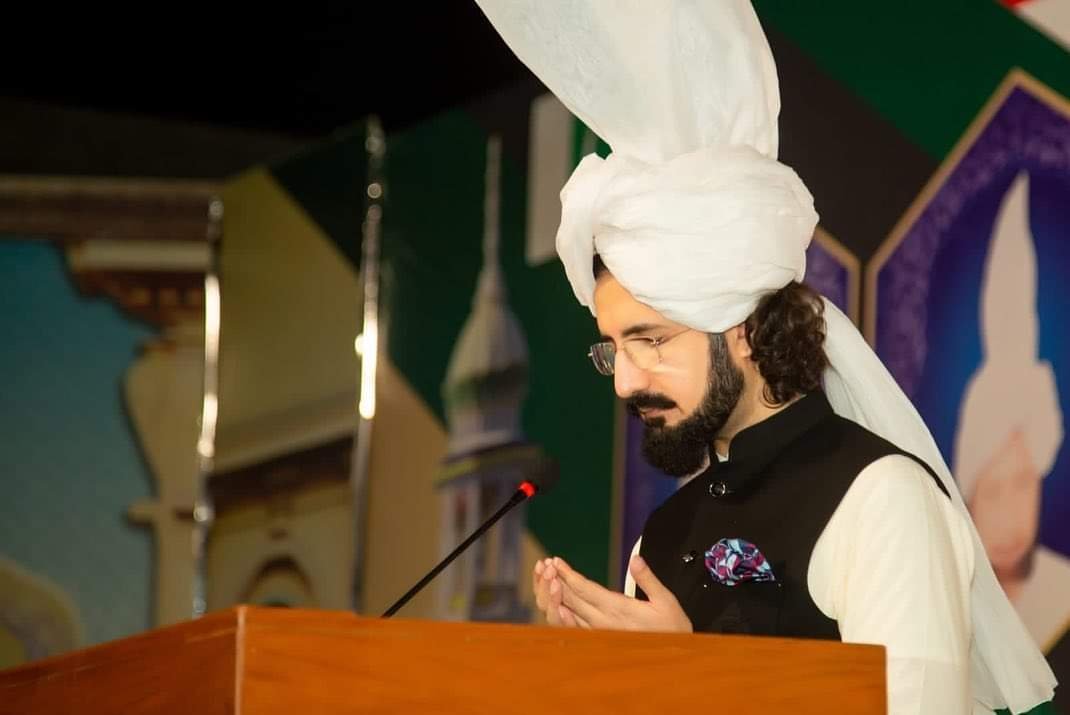 *ادائے دید سراپا نیاز تھی تیری*
*کسی کو دیکھتے رہنا نماز تھی تیری*
*اذاں ازل سے ترے عشق کا ترانہ بنی*
*نماز اس کے نظارے کا اِک بہانہ بنی*

(بانگِ درا) 
علامہ محمد اقبال رحمۃ اللّٰہ علیہ
#RumiBahooIqbal
#BangEDara
#TheCallOfTheMarchingBell
facebook.com/RumiBahooIqbal/