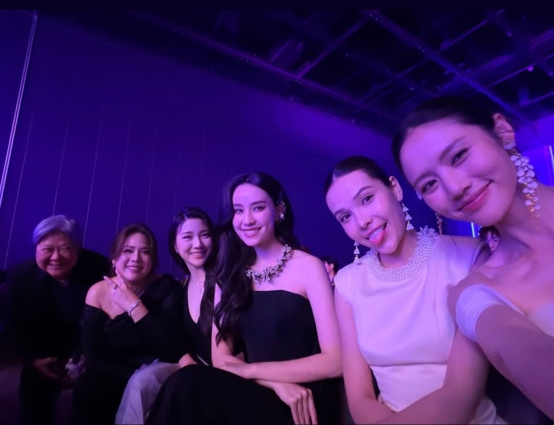 GINJAY sitting with LMSY and P'Tik and her partner.

GINNY JAYNA 9ENT X SIAM PARAGON
#9entawards2026xGINJAY
#9entawards2026xSIAMPARAGON