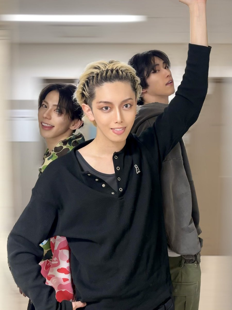 テニミュ東京凱旋公演５日目
ありがとうございました🎾

3人でやってみたい絵があったので、
撮ってみました👅

明日は最後の1公演日よろしくお願いします！
#テニミュ #テニスの王子様