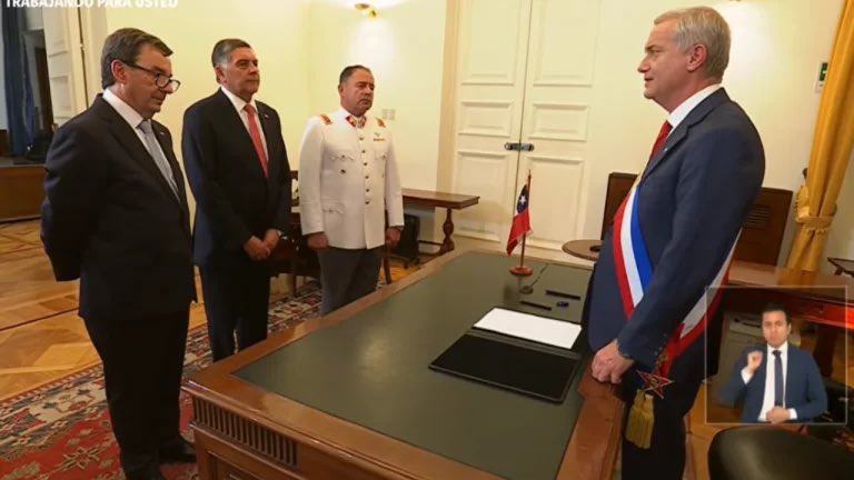 JohnArandia's tweet photo. #urgente 
CIERRE DE FRONTERAS CON CHILE Y CON SU DECLARACIÓN COMO “ZONA MILITAR”.
 
Ayer el nuevo presidente Kast firmó en un primer decreto (entre 6) de lo que será su política nacional de cierre fronterizo. Con la presencia del ministro de Defensa, Fernando Barros, firmó el instructivo que crea una política de cierre de fronteras y realiza una delimitación geográfica del sector más vulnerable de la frontera con Bolivia para su declaración formal como Zona Militar para el control.
#JAP