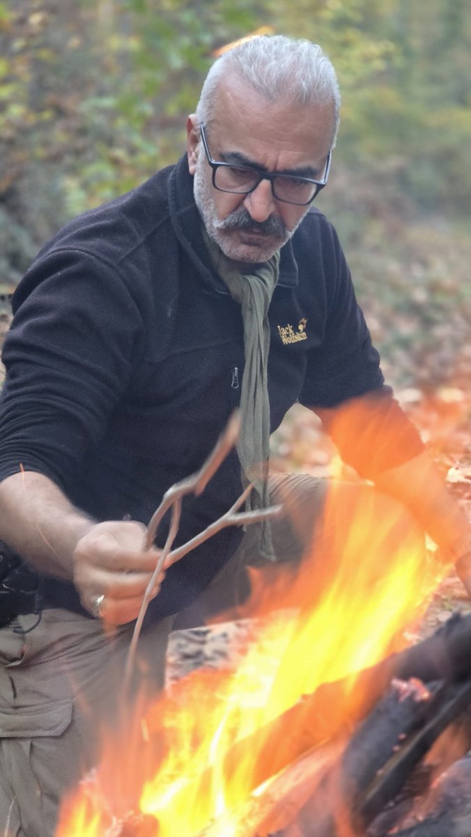 Korkma! 
Korkma diye başlıyor bağımsızlık savaşının destanı. 
Çünkü başlangıçta korkmuştun.
Düşman topraklarını çiğnediğinde, köylerini yakıp kadınlarına tecavüz ettiğinde, sinmiştin.
Bağrından çıkan öz evlatların, düşmanın elini kırdığında, korkmamayı öğrendin.
Hatırla!
Unutma!