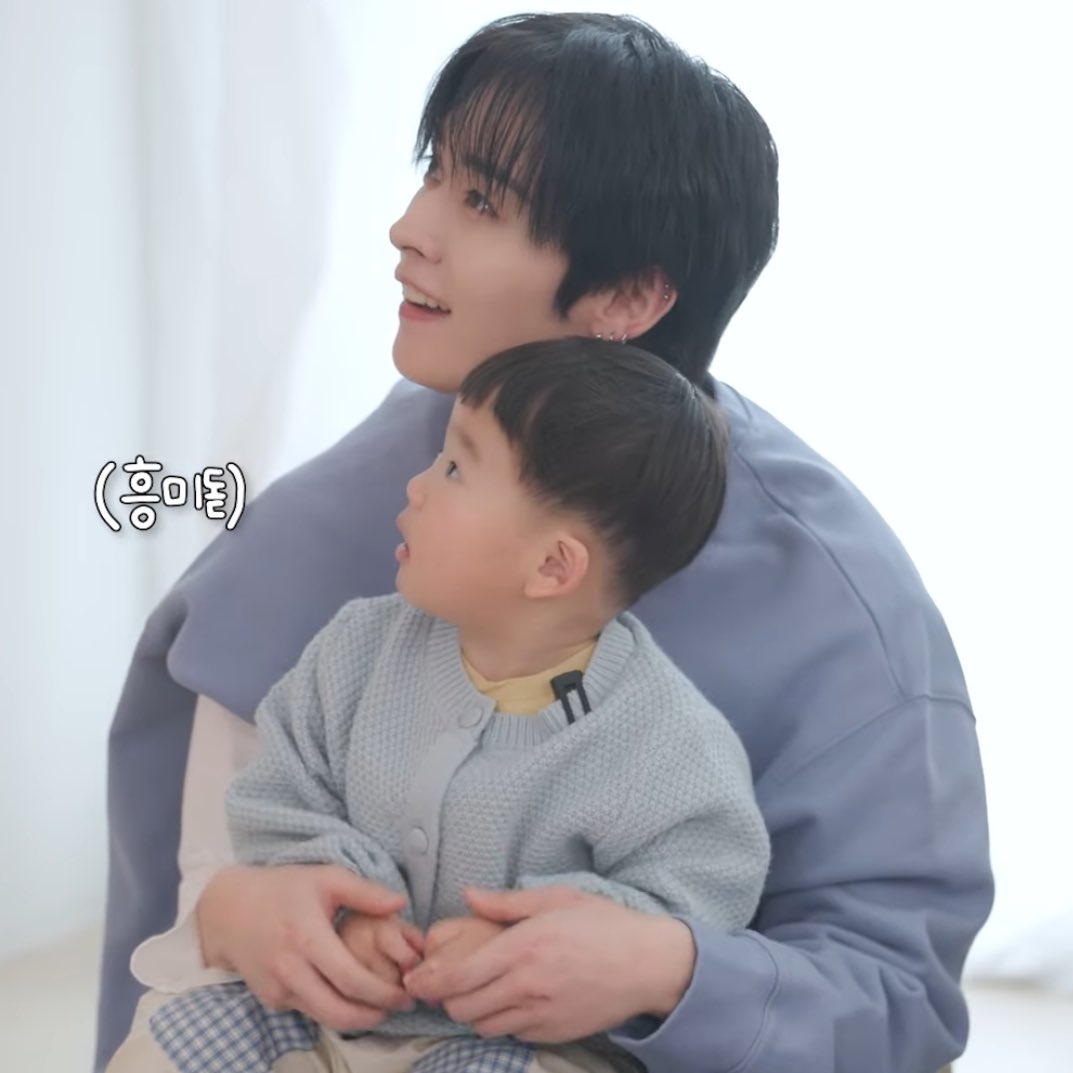 Si vieron que este bebe estaba pegado a Lee Know todo el episodio y se sentia seguro con él ? 😭 memori