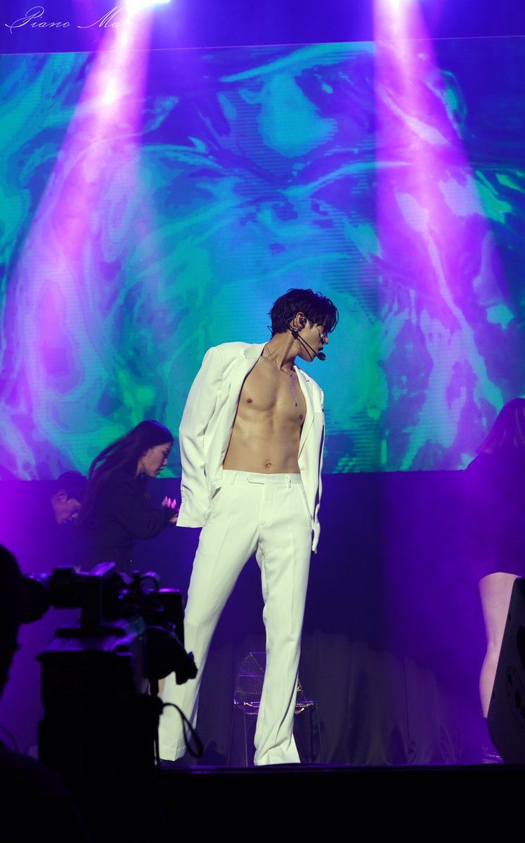 피아노맨 콘에서 이게 무대 의상이란걸 알았을 때의 감정을 서술하시오