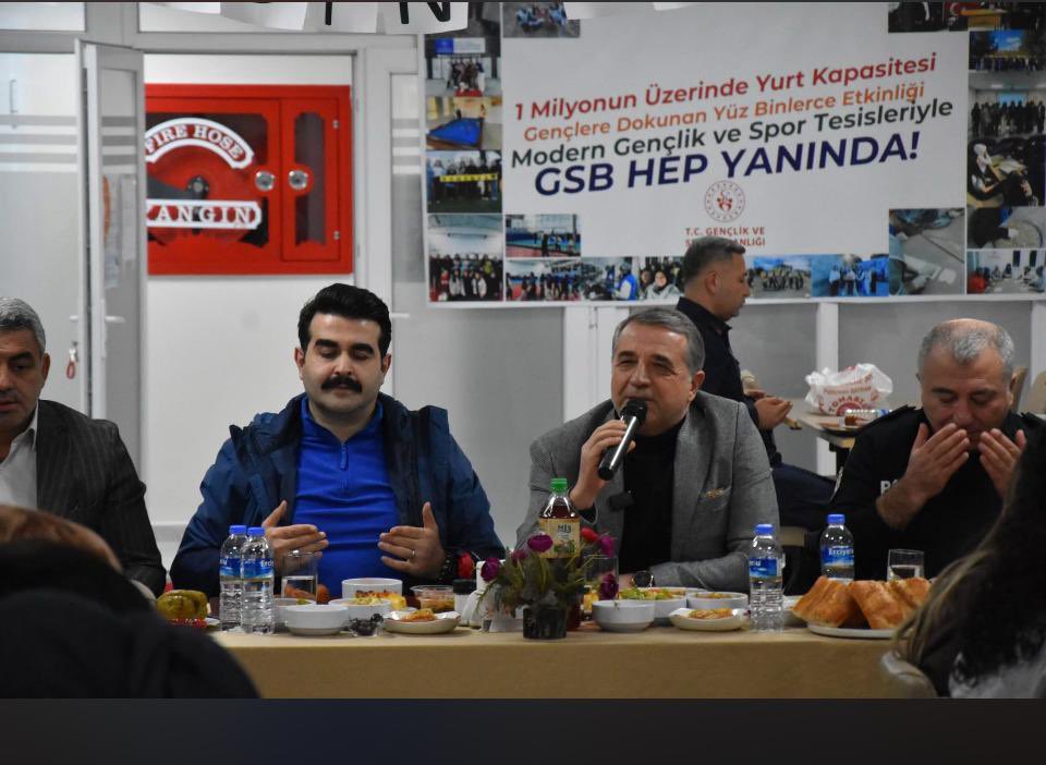 KayseriKYGM's tweet photo. 📍Tomarza Mevlüt Kahraman Yurdu 
Tomarza Kaymakamı Selim Eser ve Belediye Başkanı Osman Koç yurdumuzu ziyaret ederek öğrencilerimiz ile iftar programında bir araya geldi. https://t.co/29bzOZwYOP
