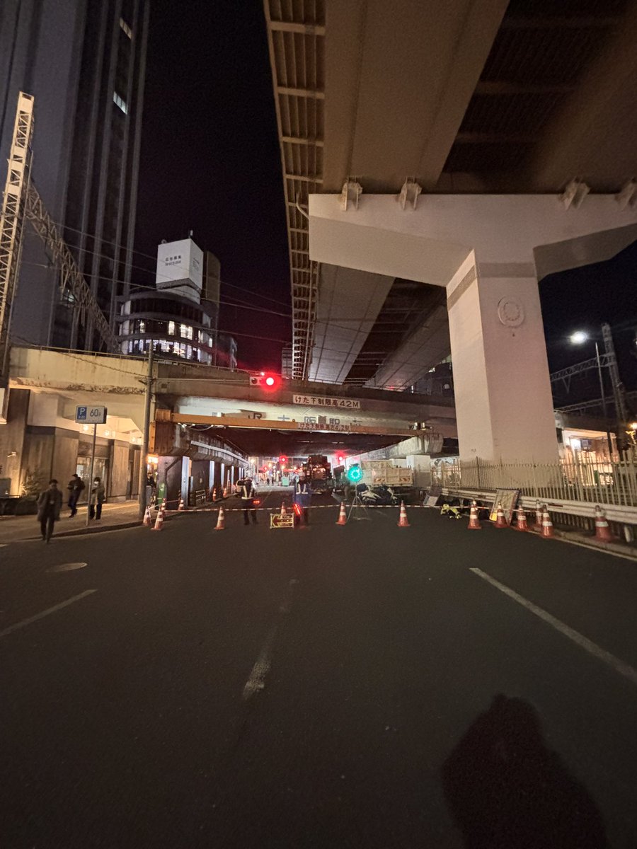 tasandrive's tweet photo. 梅田に寄る用事があったので
大阪市北区の鉄製パイプの現場ちょっと見てきました
パイプはもうほとんど
見えなくなってましたが
現場の新御堂筋の高架下は
しばらく通行止め���ようですね、、 https://t.co/CNd4R67mpe