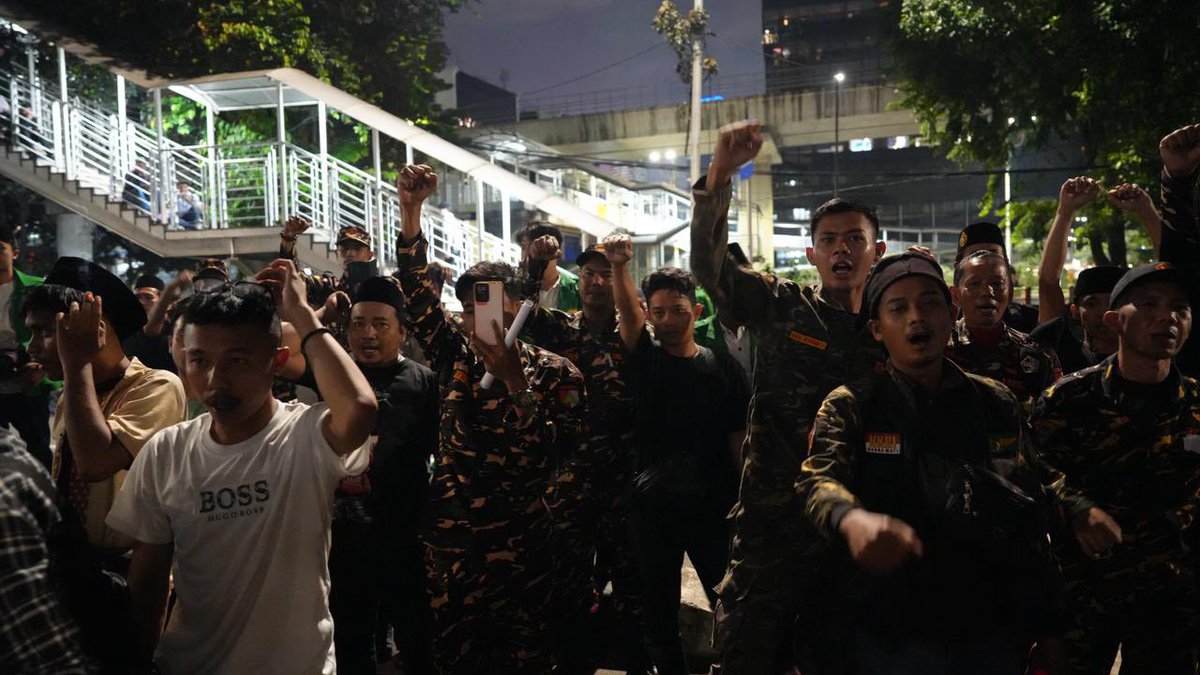 elmoerif's tweet photo. Komando dan arahan Ketum PBNU KH Yahya Cholil Staquf untik semua Sahabat Gus Yaqut. Pulang tertib dan terus ikhtiar karena perjuangan masih panjang dan kita akan songsong semua ini sampai menang.

#KamiBersamaGusYaqut https://t.co/5Xbm7N8EF4