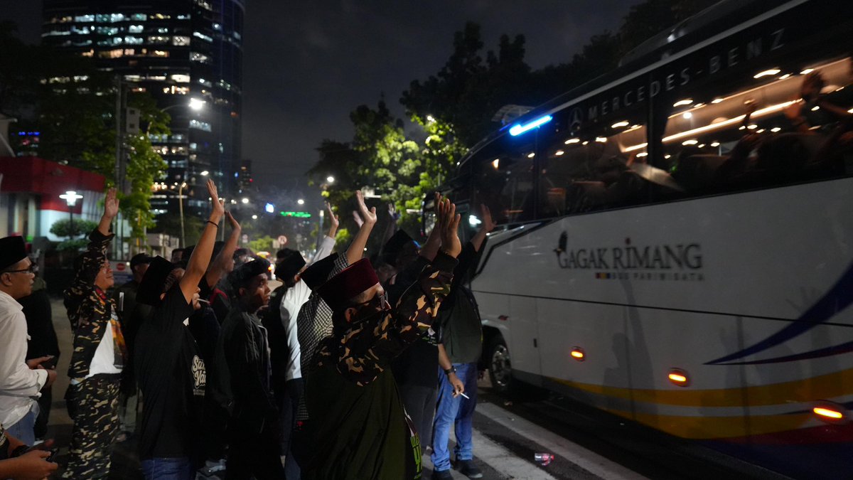 elmoerif's tweet photo. Komando dan arahan Ketum PBNU KH Yahya Cholil Staquf untik semua Sahabat Gus Yaqut. Pulang tertib dan terus ikhtiar karena perjuangan masih panjang dan kita akan songsong semua ini sampai menang.

#KamiBersamaGusYaqut https://t.co/5Xbm7N8EF4