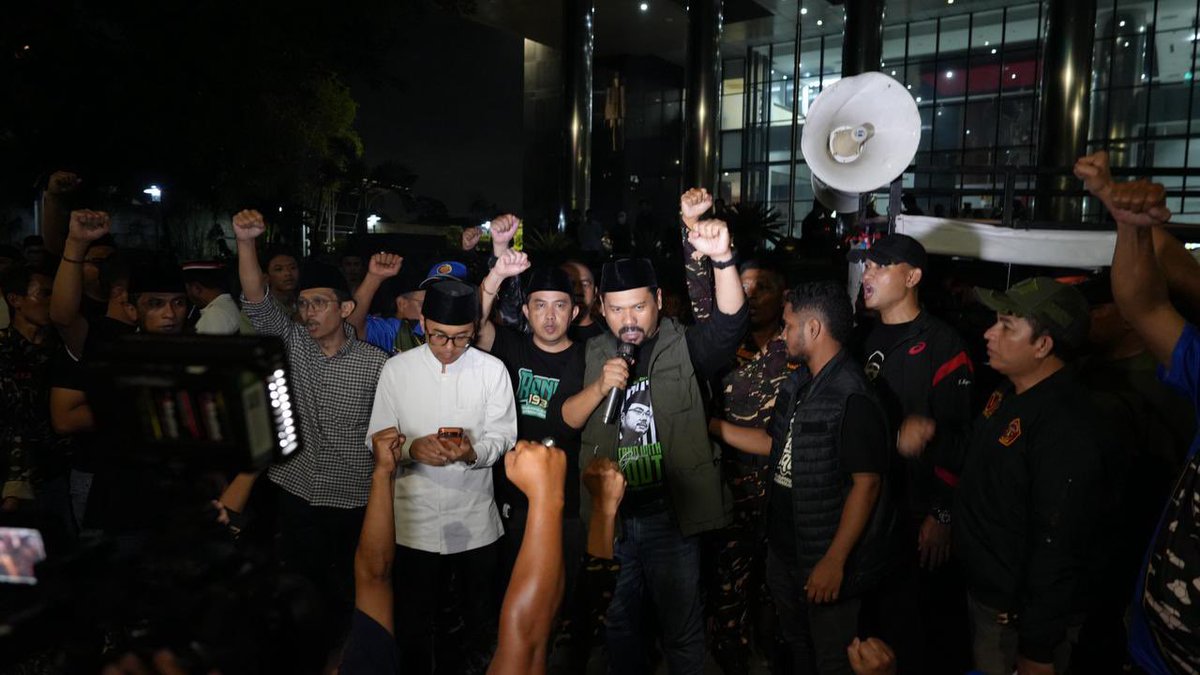 elmoerif's tweet photo. Komando dan arahan Ketum PBNU KH Yahya Cholil Staquf untik semua Sahabat Gus Yaqut. Pulang tertib dan terus ikhtiar karena perjuangan masih panjang dan kita akan songsong semua ini sampai menang.

#KamiBersamaGusYaqut https://t.co/5Xbm7N8EF4