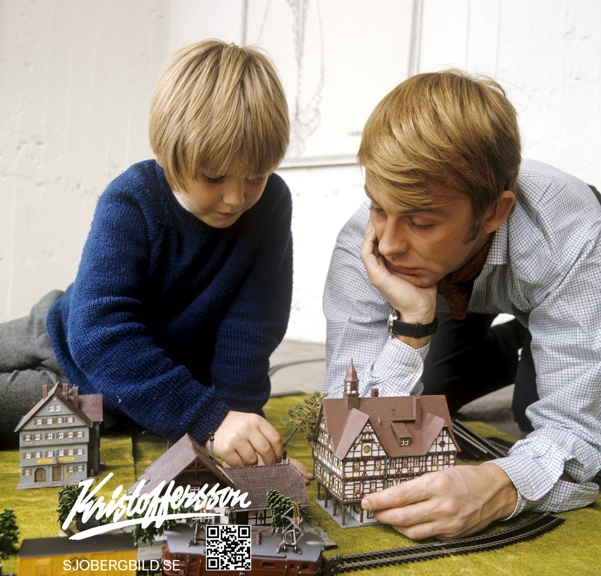 Sjobergbild's tweet image. Sven-Bertil Taube med sin son Jesper leker med en modelljärnväg. Bilderna väcker minnen.
Jag hittade reportaget publicerat i Allers nr 5 1969. I texten dementerar Taube uppgiften om en flickvän i England och en i Sverige...

#modelljärnväg #pappa #Taube #60talet