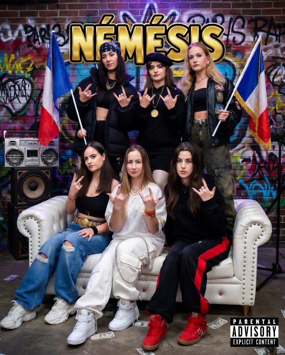 🎤 Du micro à la banderole !

Hier elles cherchaient la rime parfaite, aujourd’hui elles ont trouvé un bouc émissaire.

Apparemment le Collectif Némésis c’était ça avant leur reconversion : ⤵️