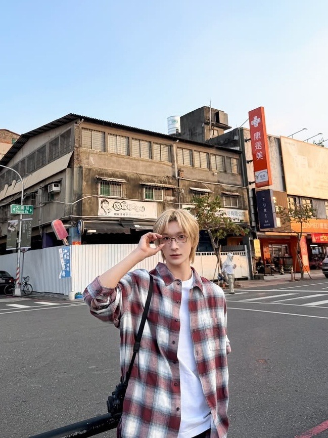 Selfol Corner. tweet media