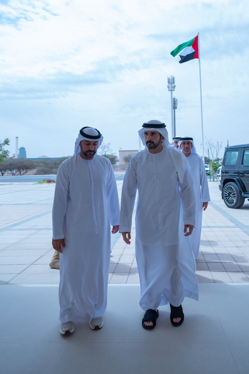 DXBMediaOffice's tweet photo. حمدان بن محمد يقدم واجب العزاء إلى أسرة شهيد الوطن والواجب النقيب طيار سعيد راشد البلوشي، الذي انتقل إلى جوار ربّه إثر تعرّضه لحادث سقوط طائرة عمودية بسبب عطل فني أثناء أداء واجبه الوطني داخل الدولة. وذلك خلال زيارة سموه إلى مجلس العزاء الذي أُقيم في مجلس المقام في منطقة العين. https://t.co/KUTdsoxZhv