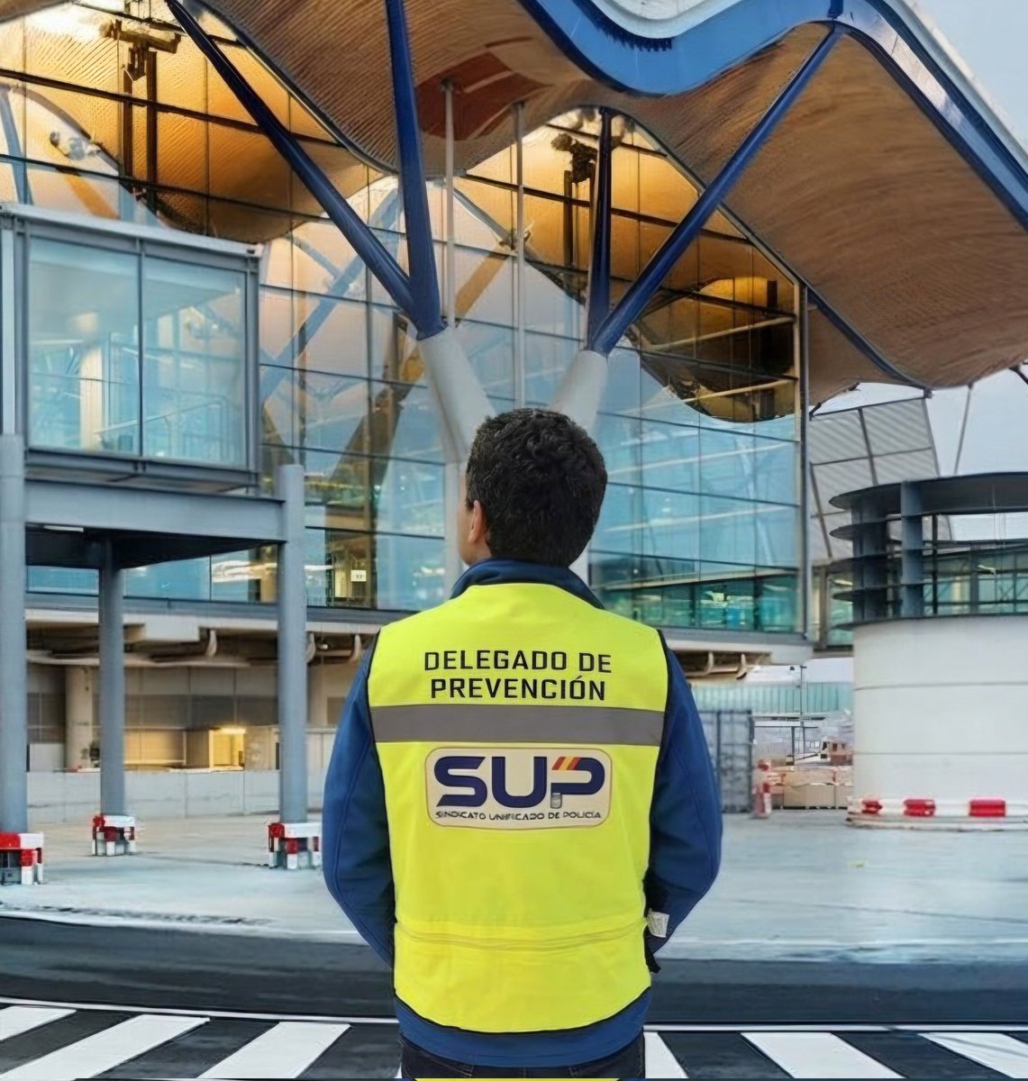 🦺SUP #Madrid presente en el simulacro de  PRL en la comisaría del #Aeropuerto Adolfo Suárez (T1)🛬.
✅️ Preparación, coordinación y compromiso para garantizar la seguridad de policías y ciudadanos 

Agradecemos la implicación y coordinación de todos los compañeros participantes