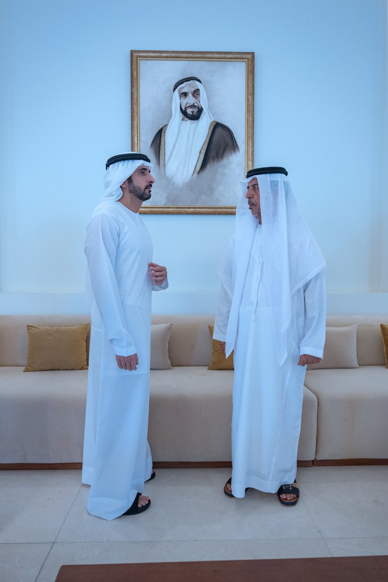 DXBMediaOffice's tweet photo. حمدان بن محمد يقدم واجب العزاء إلى أسرة شهيد الوطن والواجب النقيب طيار سعيد راشد البلوشي، الذي انتقل إلى جوار ربّه إثر تعرّضه لحادث سقوط طائرة عمودية بسبب عطل فني أثناء أداء واجبه الوطني داخل الدولة. وذلك خلال زيارة سموه إلى مجلس العزاء الذي أُقيم في مجلس المقام في منطقة العين. https://t.co/KUTdsoxZhv