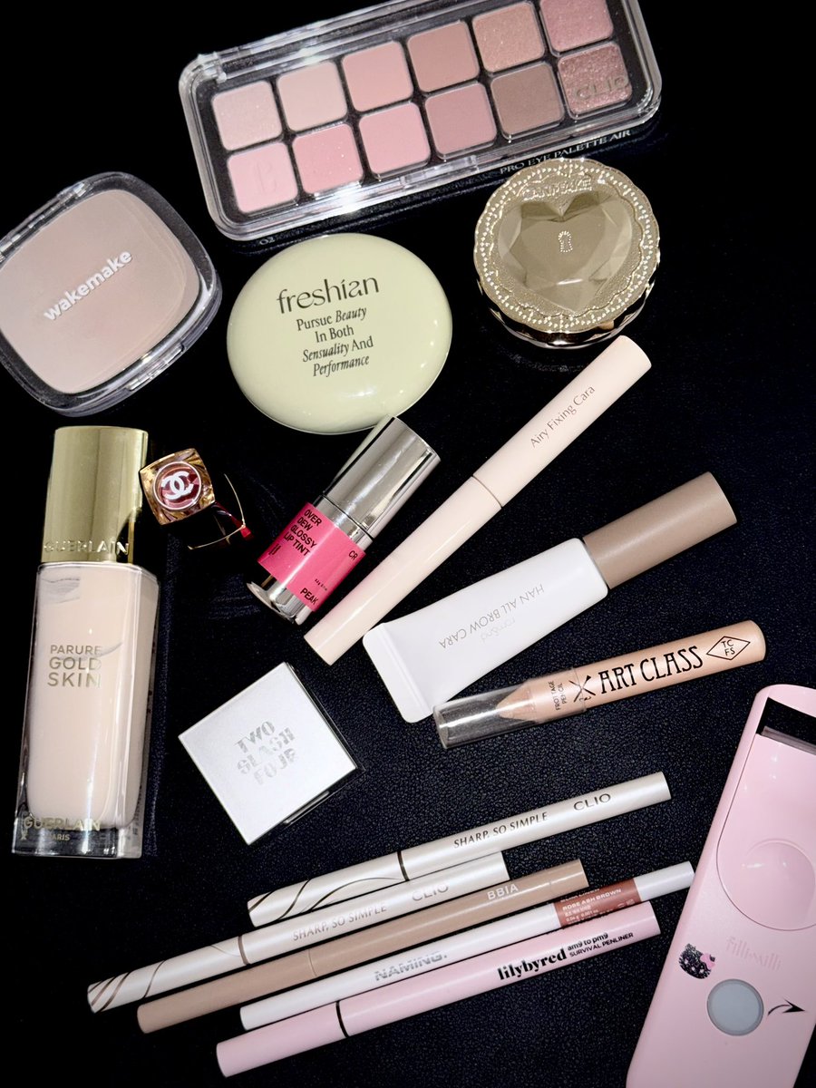 메컵 정보

베이스
-메디힐 
마데카소사이드 수분 선세럼(제품제공)
-겔랑 
빠뤼르 골드 리쥬버네이팅 래디언스 파운데이션 24H 웨어 00C 
-캔메이크 뷰티 파우더 01 
-웨이크메이크
믹스 블러링 볼륨 쉐딩 02 뉴트럴 쿨(제품제공)
-투슬래시포 스크로빙 페이스 큐브 화이트(콧대 무펄하라) 

치크