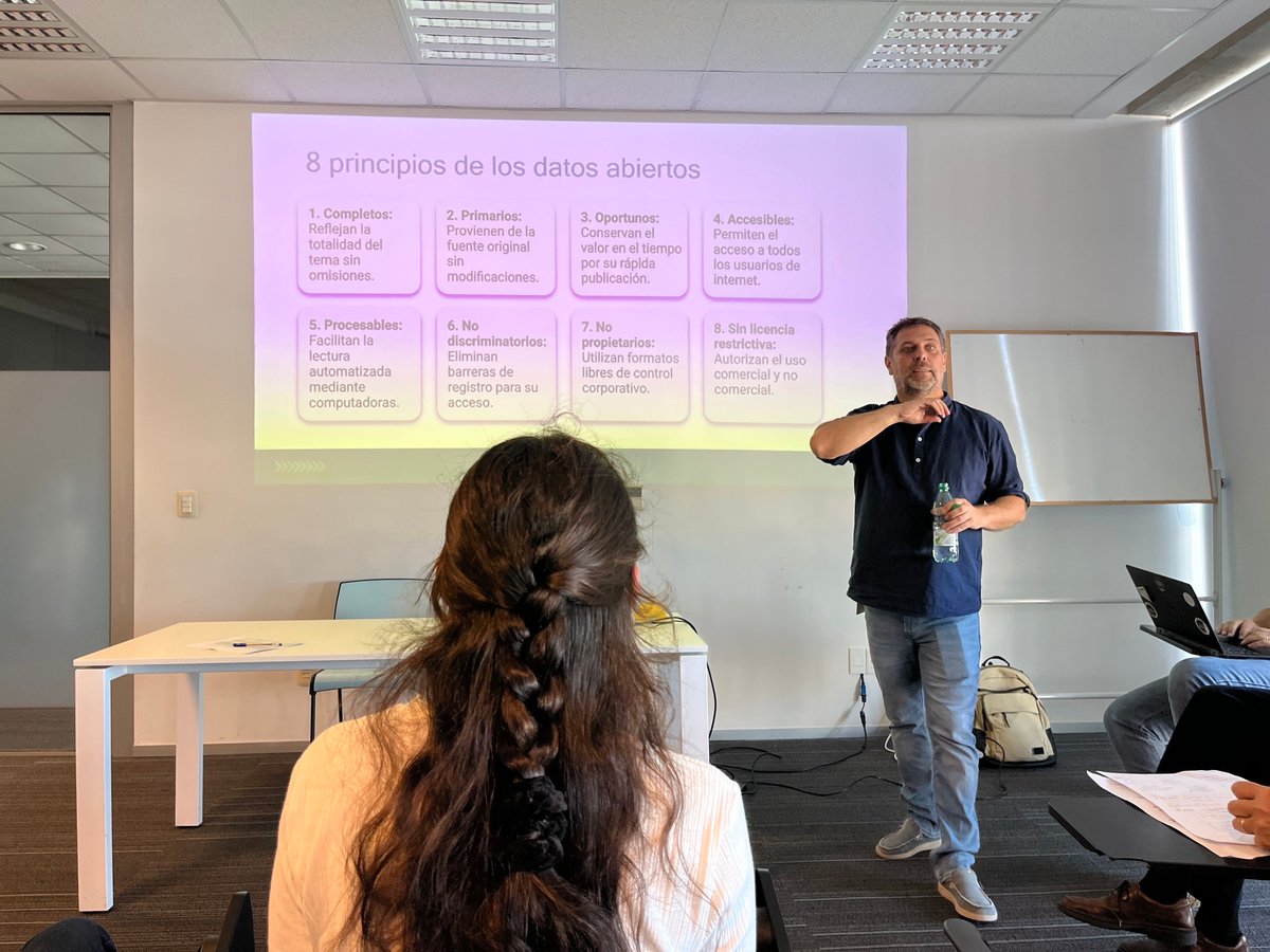 Data Uruguay tweet media