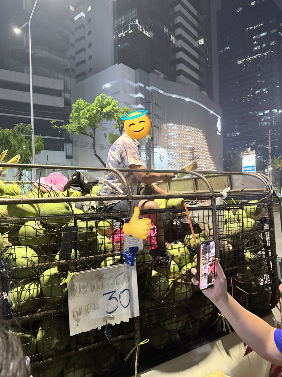 มีลุงชาวสวนมาจอดขายน้ำมะพร้าวสดหน้าสวนเบญ ลูกละ 30 บาท ซื้อก็เฉาะสดเลย ใครอยากได้แบบเย็นๆ เดินไปอีกนิด มีแบบใส่แก้วแช่เย็น 40 บาท
ขายดีสุดๆ คนวิ่งเสร็จออกจากสวน เดินผ่านก็ซื้อกินหมด