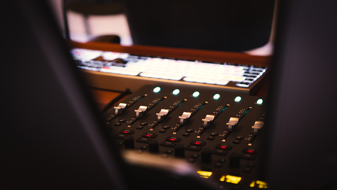 city_pecs's tweet photo. The Horizon Suite - in action 🌟

Please enjoy these brilliant details captured by Tomi Paplauer.

#studio #soundstage #postproductionstudio #genelec #avid #protools #pécscitystudios #pecscitystudios #postproduction #audiopostproduction #sound #filmmakers #soundengineer #hungary https://t.co/WXHRI5Kn52