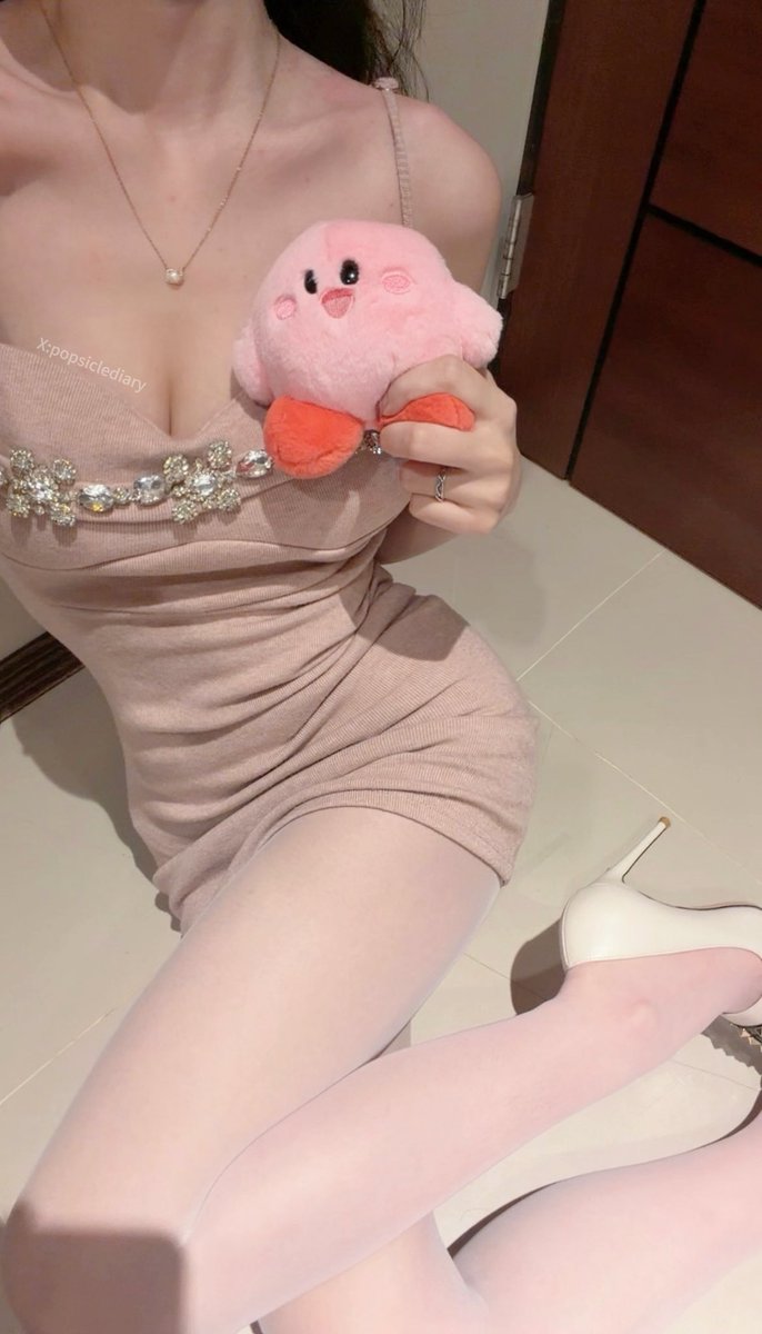 popsiclediary's tweet photo. 上禮拜的測評～超粉嫩的絲襪跟卡比最配了💗這個卡比的豆豆眼看起來有點壞ˋˊ雪糕超喜歡🤍🤍 https://t.co/WDiZ7DJgmY