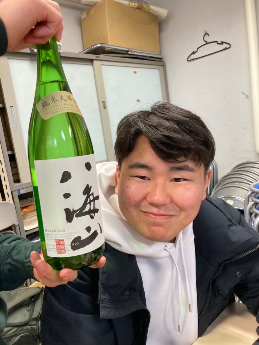 kujc2024's tweet photo. 新3回生 妹尾 淳伸
工•物工
京大柔道部1のナイスガイ。
練習に欠かさず参加するストイックな真面目さと、不意にボケを放つユーモアを兼ね備えた逸材。(たまに盛大に滑るのも彼のご愛嬌）
趣味は食べること。何でも美味しいと言って食べるため、味覚を疑われている。
#京大 #春から京大柔道部 https://t.co/Vc3vmnTE2d