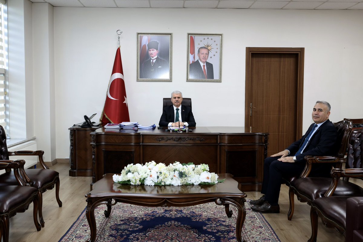 TCKonyaValiligi's tweet photo. Valimiz İbrahim Akın, ilimizde görev süresini tamamlayan İl Göç İdaresi Müdürü Özkan Yücekaya’ya hizmetlerinden dolayı teşekkür etti.

Vali Akın, göreve başlayan İl Göç İdaresi Müdürü Orhan Veli Sarı’ya yeni görevinde başarılar diledi.

@Vali_Akin https://t.co/58MkIefvEz