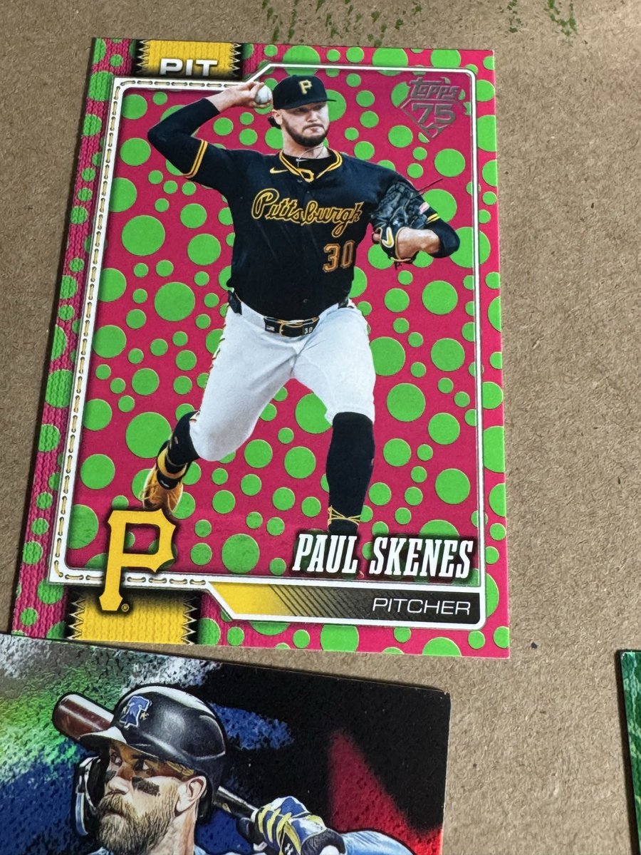Nothing like waiting 2 weeks to get this in the mail from @target and my <a href="/Topps/">Topps</a> box had half of the cards in the box damaged and of course they were the “hits”