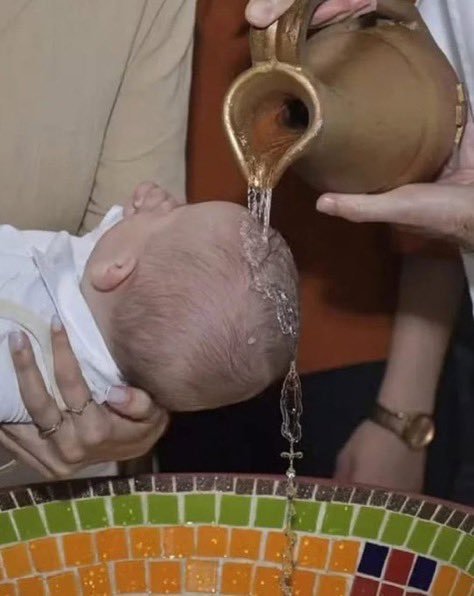 porqueTTarg's tweet photo. "Mensaje oculto"

Porque una foto se volvió viral luego de que el agua bautismal formara un rosario en Santa Catarina, Brasil. https://t.co/gFzj4WYI6M